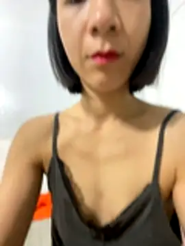 Snapshot of Elly-y chatting on 12-21-25, 12:40 Elly-y online show from 12-21-25, 12:40