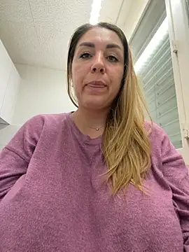 Snapshot of Vaannessaa chatting on 12-21-25, 08:27 Vaannessaa online show from 12-21-25, 08:27