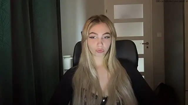 Snapshot of TeenLily chatting on 06-04-26, 04:24 TeenLily online show from 06-04-26, 04:24