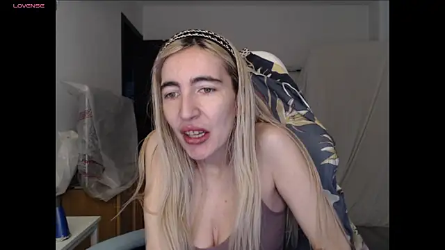 BarbieBlondieGirl online show from 05-18-26, 02:12