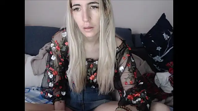 Snapshot of BarbieBlondieGirl chatting on 06-11-26, 08:23 BarbieBlondieGirl online show from 06-11-26, 08:23