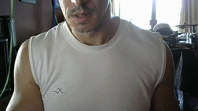 Snapshot of koolchillfun696969 chatting on 07-10-26, 11:40 koolchillfun696969 online show from 07-10-26, 11:40