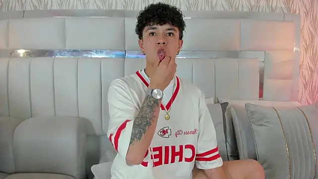 Snapshot of imxxjoel chatting on 02-06-26, 03:44 imxxjoel online show from 02-06-26, 03:44