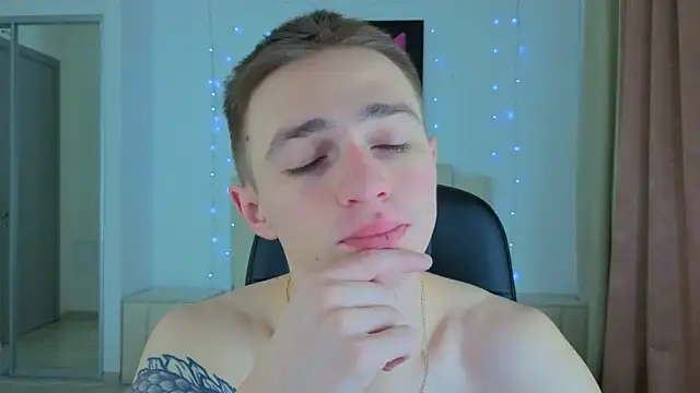 Snapshot of LEO__MILLER chatting on 01-07-26, 05:48 LEO MILLER online show from 01-07-26, 05:48