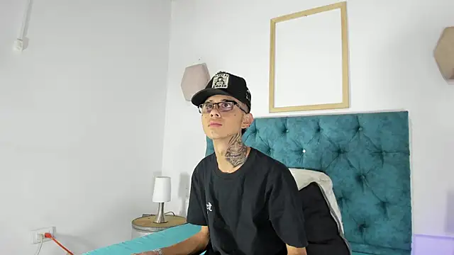 Snapshot of asher_lux chatting on 07-18-26, 07:39 asher lux online show from 07-18-26, 07:39
