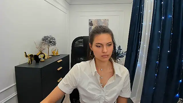 Snapshot of LeslieSvilti chatting on 01-11-26, 01:05 LeslieSvilti online show from 01-11-26, 01:05