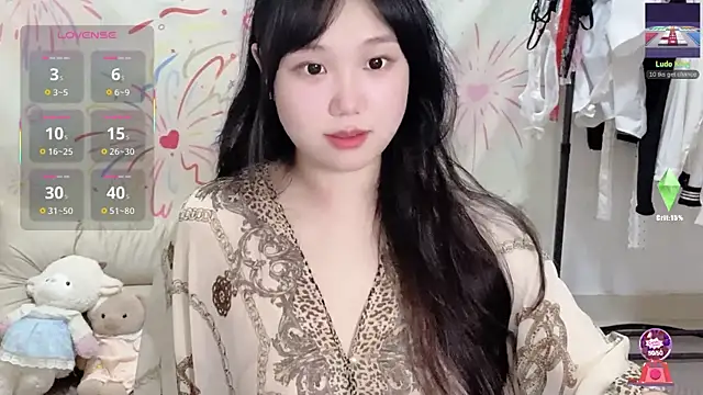 Snapshot of xiaoguai99 chatting on 06-18-26, 12:53 xiaoguai99 online show from 06-18-26, 12:53