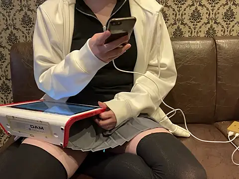 Snapshot of pon05240 chatting on 06-30-26, 02:18 pon05240 online show from 06-30-26, 02:18