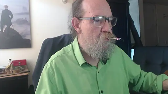 Snapshot of Uncle_Hottie chatting on 06-25-26, 03:27 Uncle Hottie online show from 06-25-26, 03:27