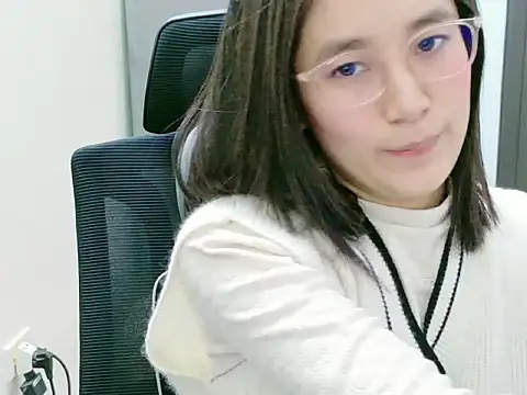 Snapshot of Shulee- chatting on 01-15-26, 03:33 Shulee- online show from 01-15-26, 03:33