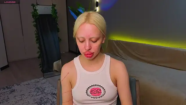 Luna Beverly online show from 05-14-26, 08:15