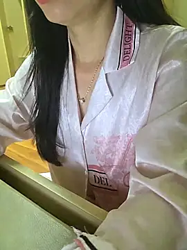 Snapshot of moon_baby99 chatting on 02-12-26, 08:09 moon baby99 online show from 02-12-26, 08:09