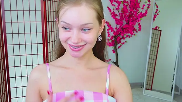 Snapshot of sheilaa_pink chatting on 05-05-26, 08:00 sheilaa pink online show from 05-05-26, 08:00