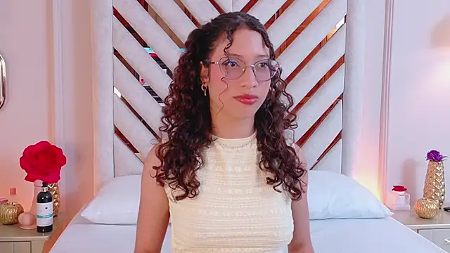 Snapshot of Suzie-Bingham chatting on 01-10-26, 09:05 Suzie-Bingham online show from 01-10-26, 09:05