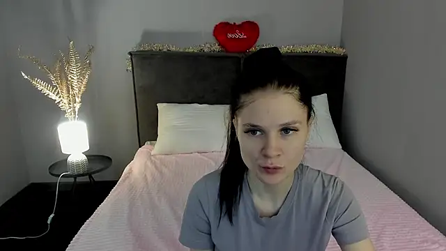 Snapshot of SkinyJoys chatting on 02-15-26, 01:57 SkinyJoys online show from 02-15-26, 01:57