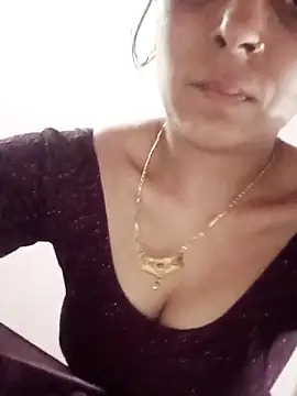 Snapshot of Hot_ree85 chatting on 05-14-26, 01:29 Hot ree85 online show from 05-14-26, 01:29