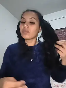 Larissinha015 online show from 07-17-26, 01:45