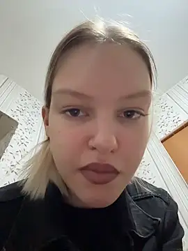 Snapshot of AshleyMur chatting on 06-17-26, 06:27 AshleyMur online show from 06-17-26, 06:27