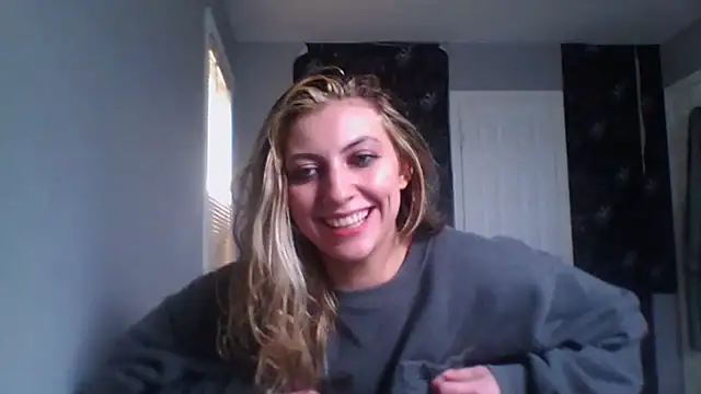 Snapshot of KellyKardashian chatting on 04-18-26, 06:34 KellyKardashian online show from 04-18-26, 06:34
