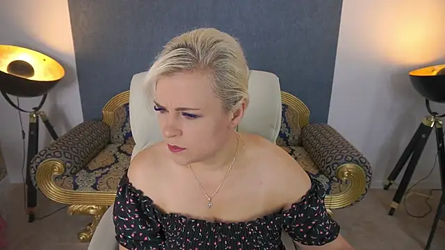 Snapshot of CrystalVibe chatting on 04-28-26, 05:23 CrystalVibe online show from 04-28-26, 05:23