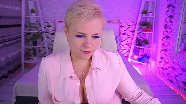 Snapshot of CrystalVibe chatting on 05-22-26, 06:42 CrystalVibe online show from 05-22-26, 06:42