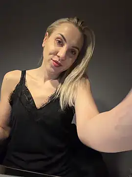 ElenaWhitmore online show from 04-11-26, 10:03