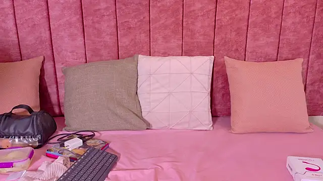 Snapshot of Mayleeth chatting on 02-22-26, 12:26 Mayleeth online show from 02-22-26, 12:26