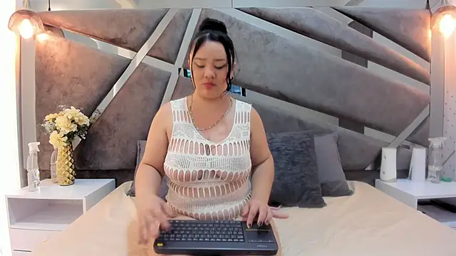 Snapshot of emiily_whitee_ chatting on 01-09-26, 07:37 emiily whitee online show from 01-09-26, 07:37