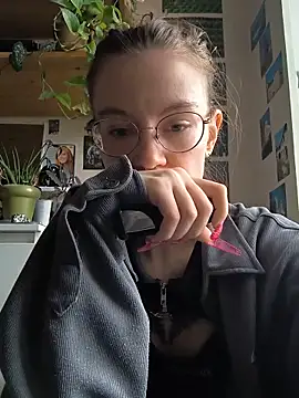 Snapshot of Shy_Bamby chatting on 06-17-26, 03:35 Shy Bamby online show from 06-17-26, 03:35