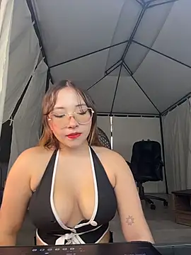 Snapshot of AliciaWhite_nt chatting on 06-11-26, 12:32 AliciaWhite nt online show from 06-11-26, 12:32