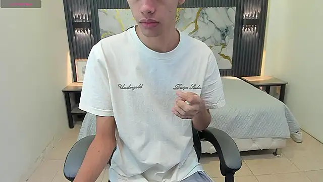 Snapshot of Dark_Desiree18 chatting on 02-04-26, 12:00 Dark Desiree18 online show from 02-04-26, 12:00