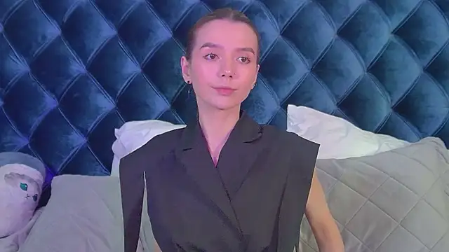 VanessaVienne online show from 04-18-26, 04:11