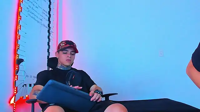 Snapshot of Thomas-Wil chatting on 02-07-26, 01:20 Thomas-Wil online show from 02-07-26, 01:20