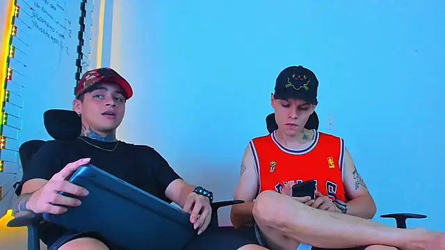 Snapshot of Thomas-Wil chatting on 02-10-26, 05:55 Thomas-Wil online show from 02-10-26, 05:55