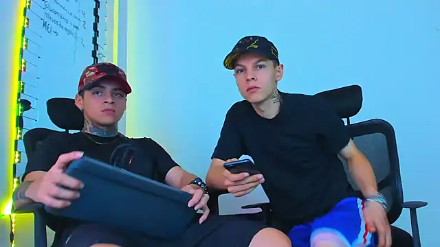 Snapshot of Thomas-Wil chatting on 02-11-26, 01:21 Thomas-Wil online show from 02-11-26, 01:21