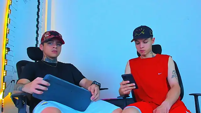 Snapshot of Thomas-Wil chatting on 02-12-26, 02:50 Thomas-Wil online show from 02-12-26, 02:50