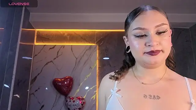 Snapshot of Clhoe_b chatting on 02-11-26, 08:25 Clhoe b online show from 02-11-26, 08:25