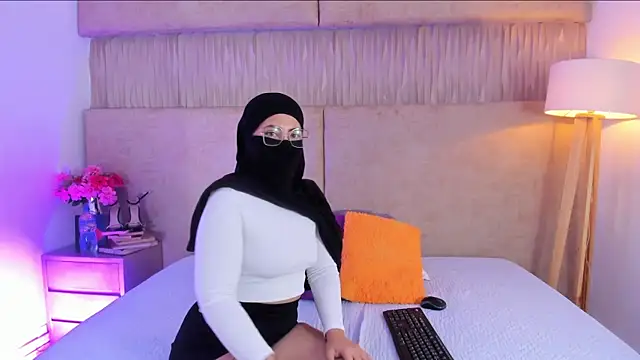 Snapshot of _Farahh_ chatting on 01-13-26, 11:48 Farahh online show from 01-13-26, 11:48