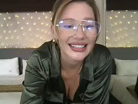 Snapshot of Stella_muse chatting on 03-19-26, 04:05 Stella muse online show from 03-19-26, 04:05