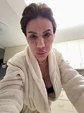 Snapshot of Missolevelvet chatting on 02-11-26, 01:43 Missolevelvet online show from 02-11-26, 01:43