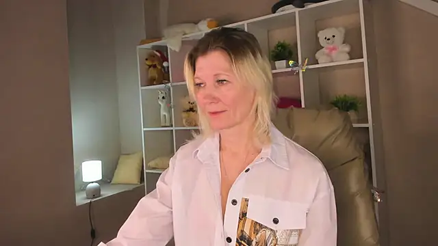 Snapshot of Julie_Lucas chatting on 03-02-26, 02:58 Julie Lucas online show from 03-02-26, 02:58