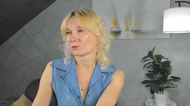Julie Lucas online show from 06-25-26, 12:10