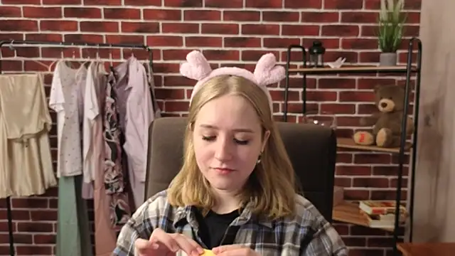 Snapshot of DonnaCole chatting on 05-18-26, 10:43 DonnaCole online show from 05-18-26, 10:43
