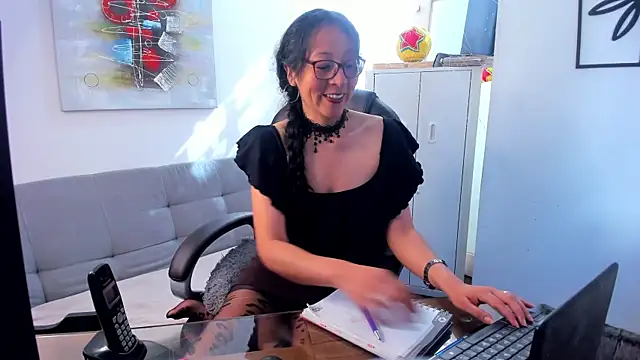 Snapshot of loretta_fraser chatting on 06-11-26, 01:31 loretta fraser online show from 06-11-26, 01:31