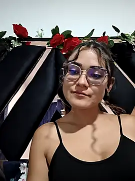 Snapshot of Freyarosse chatting on 02-18-26, 11:01 Freyarosse online show from 02-18-26, 11:01