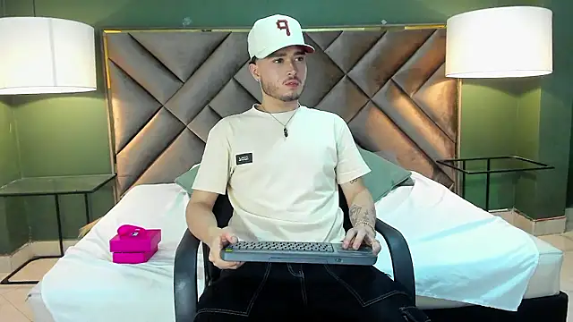 Snapshot of Salvattore_Muller chatting on 02-17-26, 10:16 Salvattore Muller online show from 02-17-26, 10:16