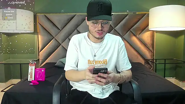 Snapshot of Salvattore_Muller chatting on 02-25-26, 11:31 Salvattore Muller online show from 02-25-26, 11:31