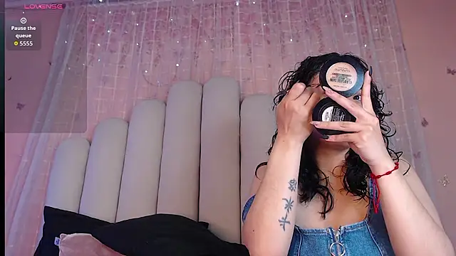 Snapshot of RoseConor_ chatting on 02-11-26, 03:22 RoseConor online show from 02-11-26, 03:22