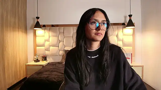 NiccolleHall online show from 02-25-26, 01:32