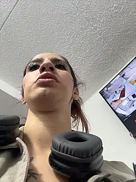 Snapshot of elodie_rouge chatting on 07-16-26, 12:33 elodie rouge online show from 07-16-26, 12:33